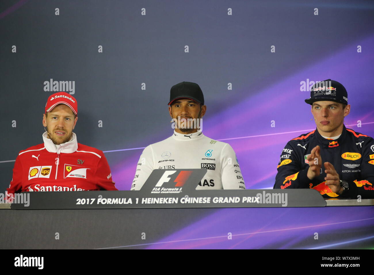 (Da sinistra) tedesco F1 Sebastian Vettel della Ferrari, olandese F1 driver Max Verstappen della Red Bull Racing e Dutch F1 driver Max Verstappen della Red Bull Ra Foto Stock