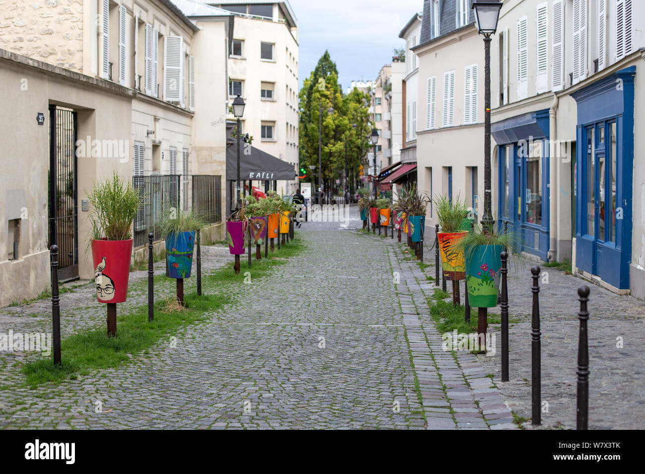 Parigi, Francia - 07 agosto 2014: Cityscape, con un paio di persone, di Saint Blaise street, al centro del borgo antico e oggi è un quartiere di Parigi Foto Stock