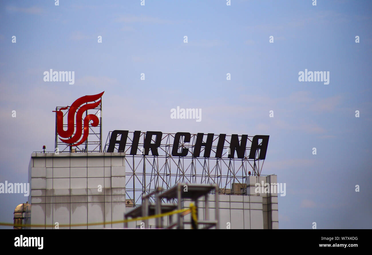 --FILE--un logo di Air China è raffigurato sul tetto di un edificio in Cina a Shanghai, 9 agosto 2016. Air China Ltd aumenterà i suoi voli betw Foto Stock