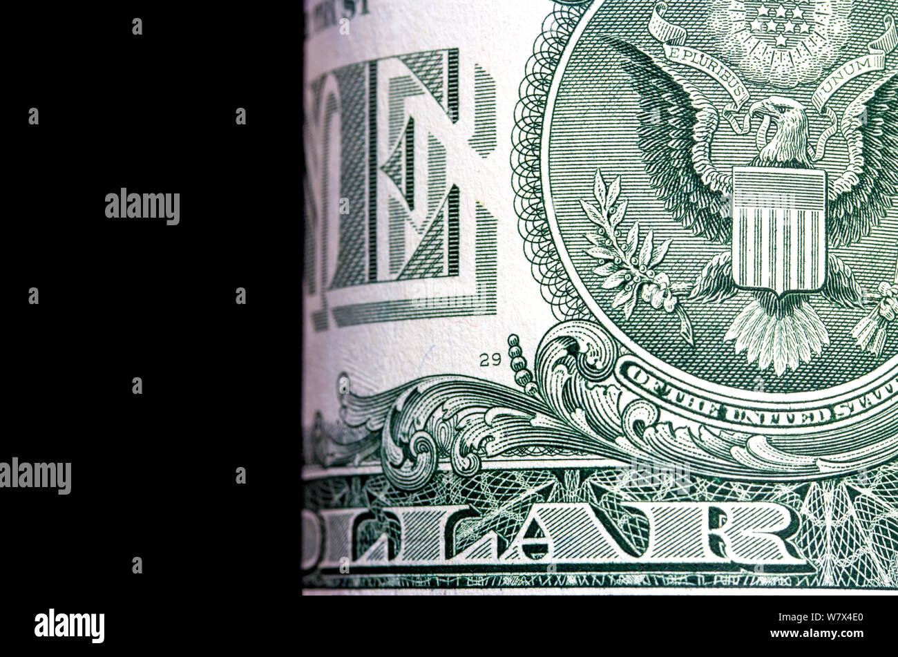 Vista ravvicinata del dollaro. Un dollaro su sfondo nero, vista macro. Foto Stock