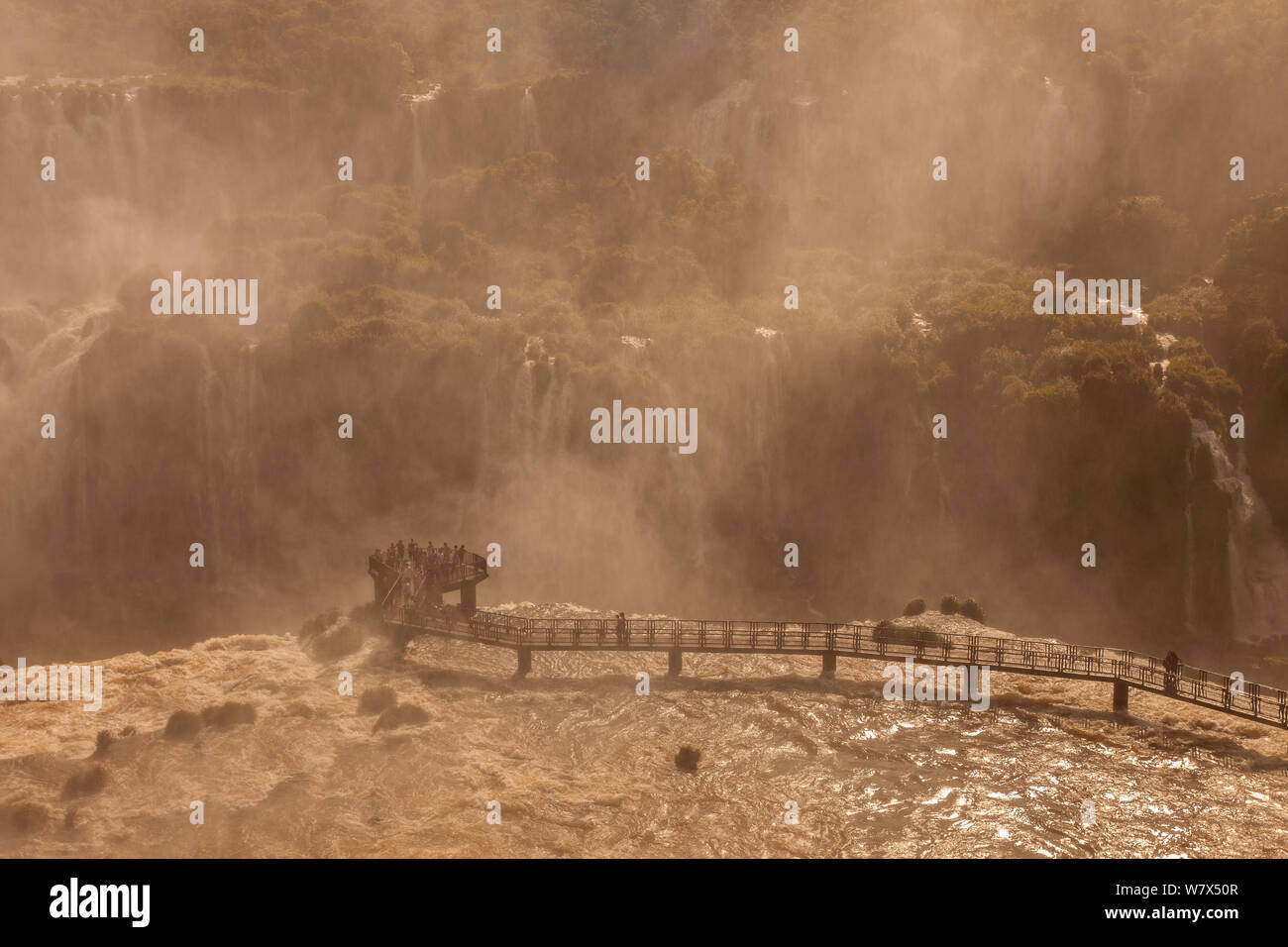 Paesaggio di Iguazu Falls nella nebbia, con turisti sulla piattaforma di osservazione, Iguazu Falls, Parco Nazionale di Iguazu, Brasile, gennaio 2014. Foto Stock