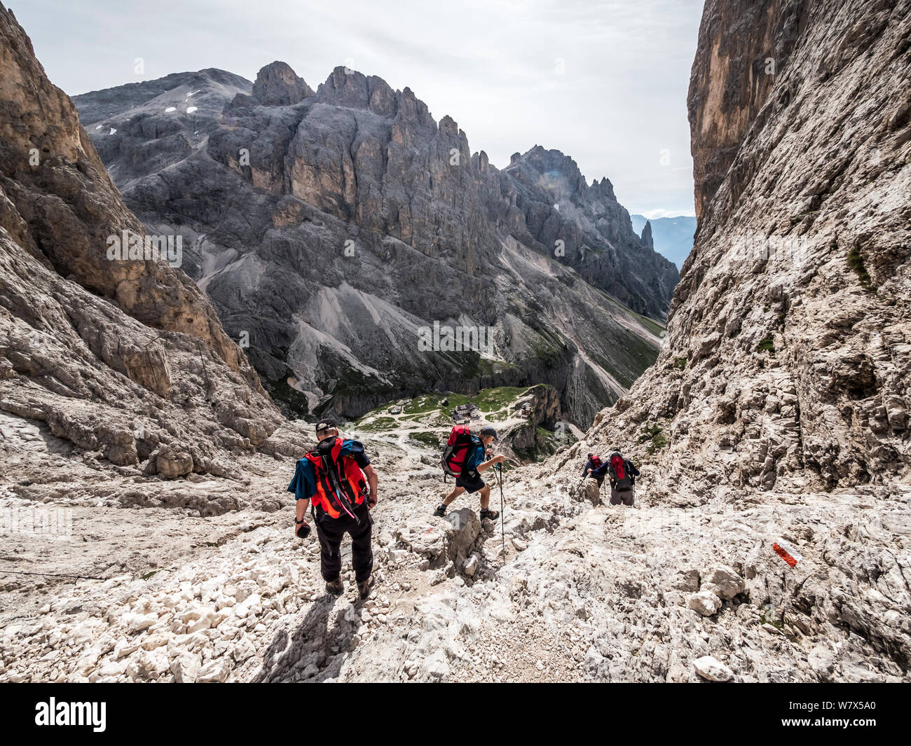 Il trekking di liberare il Gartl capanna rifugio conosciuto anche come il Refugio Alberto nel Catinaccio Vajolet torri area del Dolomiti italiane l'Alto Adige Foto Stock