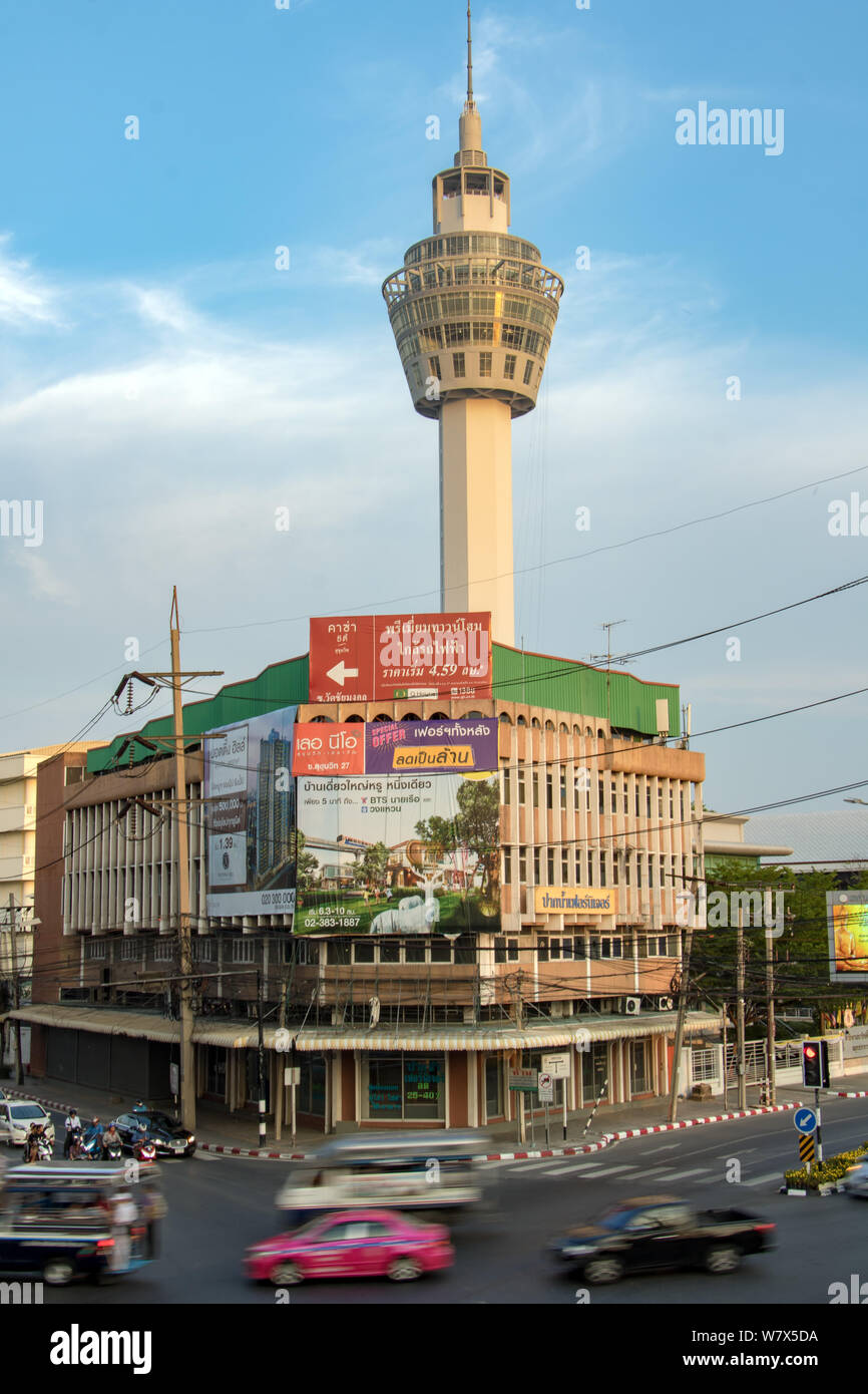 SAMUT PRAKAN, Thailandia, 18 maggio 2019, il traffico per le strade di Samut Prakan, Thailandia. Incrocio con torre di osservazione. Foto Stock