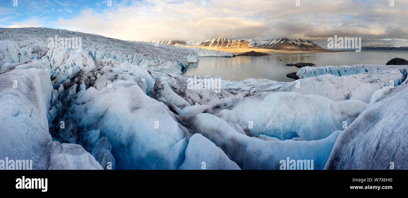 Monaco ghiacciaio al Liefdefjorden, Svalbard, Norvegia. Luglio 2011. Foto Stock