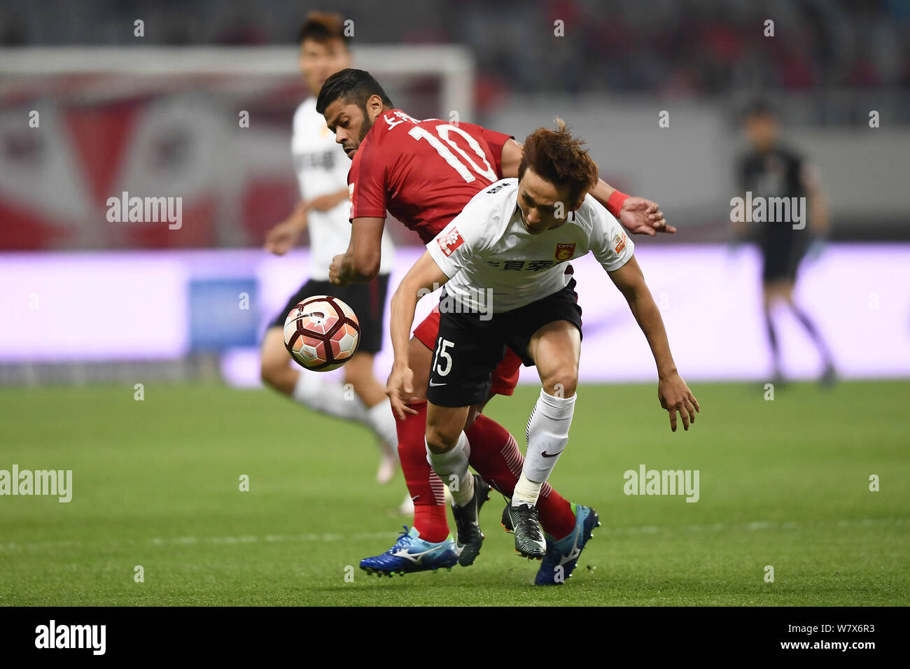 Il calcio brasiliano player Givanildo Vieira de Sousa, sinistra, meglio noto come Hulk di Shanghai SIPG, sfide Yin Hongbo dell Hebei Cina Fortune nel Foto Stock