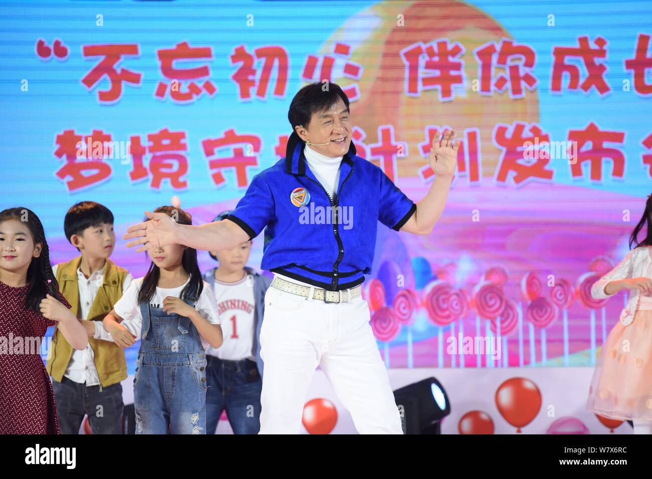 Hong Kong kungfu star Jackie Chan, centro, partecipa a una conferenza stampa per la nuova serie televisiva animata a Pechino in Cina, 13 aprile 2017. Foto Stock