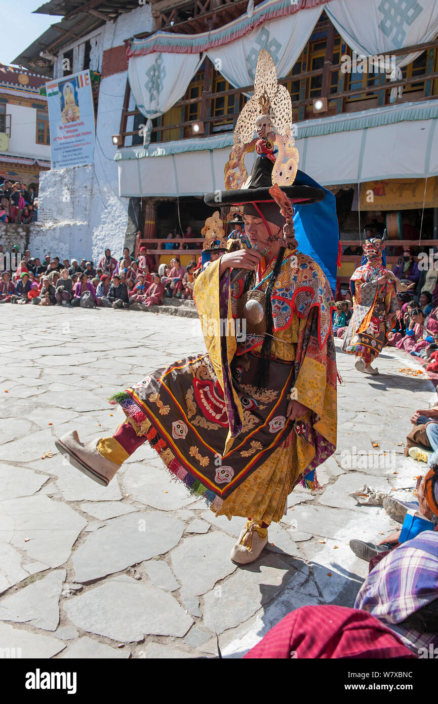 Janakcham (danza monastica). Questa danza è stata eseguita dall'inizio dell epoca buddista allo scopo di servire l umanità e di riportare la pace nel regno animale. I ballerini indossano costumi tantrico secondo Tantrayana Buddismo. Torgya festival. Galdan Namge Lhatse Monastero Tawang, Arunachal Pradesh, India. Gennaio 2014. Foto Stock