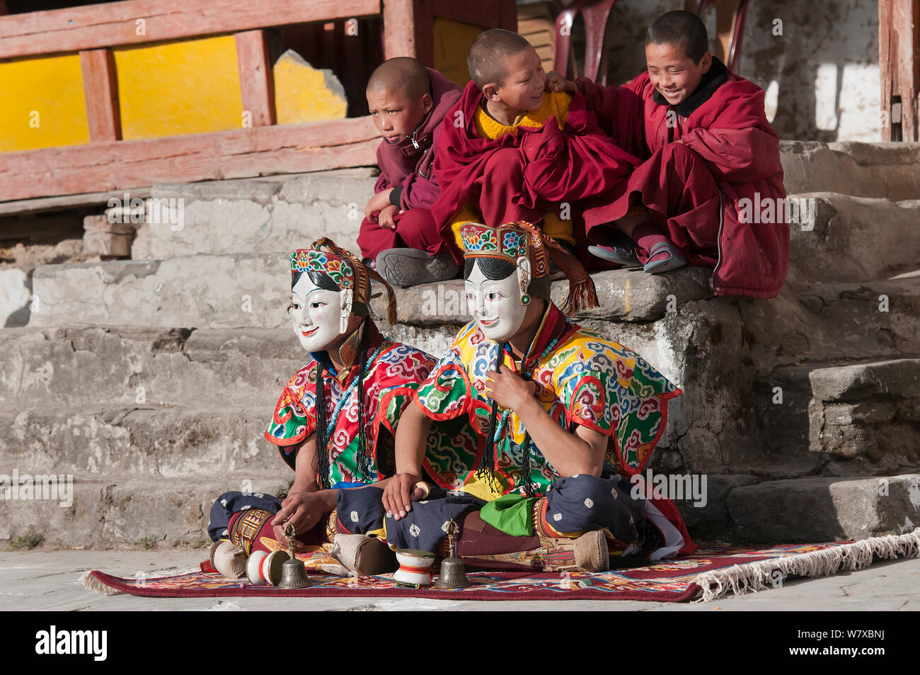 Gonyingcham, una danza eseguita in riferimento agli angeli celesti menzionati nel Buddismo Tantrayana. Questi angeli rappresentano le belle ragazze provenienti da diversi villaggi della regione di mon. Torgya festival. Galdan Namge Lhatse Monastero Tawang, Arunachal Pradesh, India. Gennaio 2014. Foto Stock