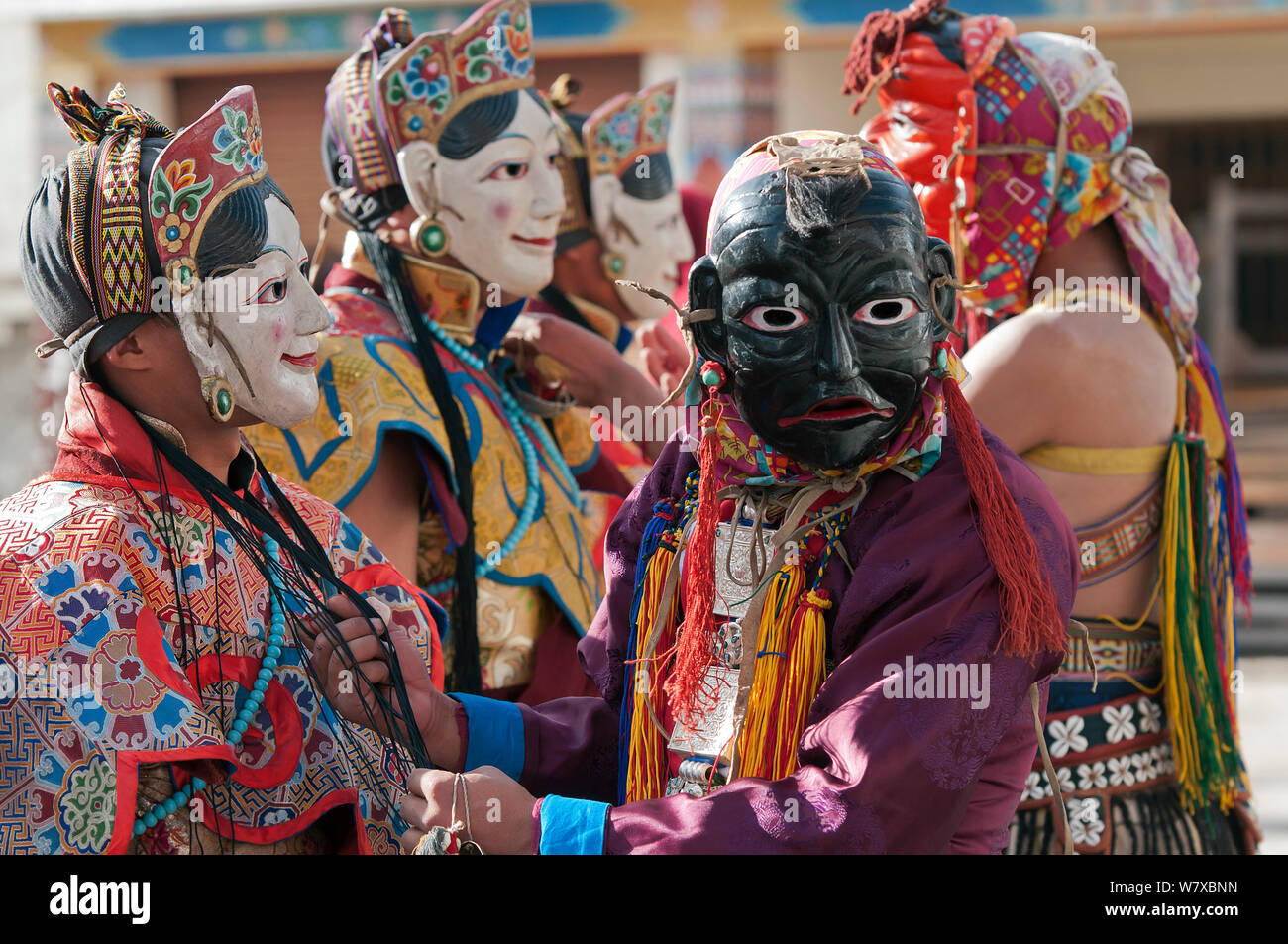 Gonyingcham, una danza eseguita in riferimento agli angeli celesti menzionati nel Buddismo Tantrayana. Questi angeli rappresentano le belle ragazze provenienti da diversi villaggi della regione di mon. Torgya festival. Galdan Namge Lhatse Monastero Tawang, Arunachal Pradesh, India. Gennaio 2014. Foto Stock