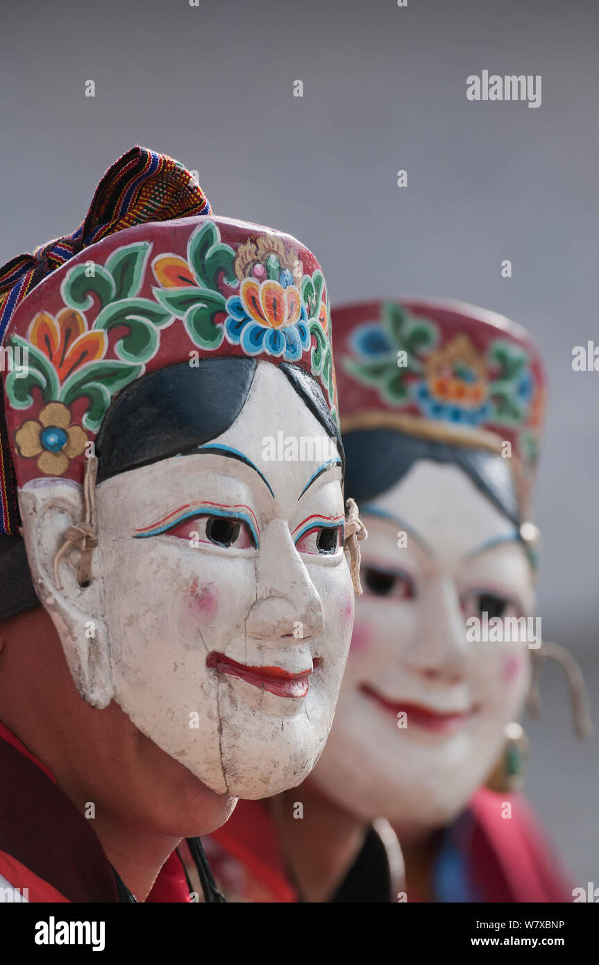 Gonyingcham, una danza eseguita in riferimento agli angeli celesti menzionati nel Buddismo Tantrayana. Questi angeli rappresentano le belle ragazze provenienti da diversi villaggi della regione di mon. Torgya festival. Galdan Namge Lhatse Monastero Tawang, Arunachal Pradesh, India. Gennaio 2014. Foto Stock