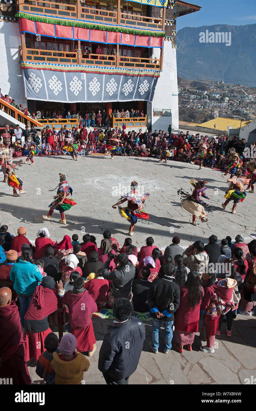 Gonyingcham, una danza eseguita in riferimento agli angeli celesti menzionati nel Buddismo Tantrayana. Questi angeli rappresentano le belle ragazze provenienti da diversi villaggi della regione di mon. Torgya festival. Galdan Namge Lhatse Monastero Tawang, Arunachal Pradesh, India. Gennaio 2014. Foto Stock