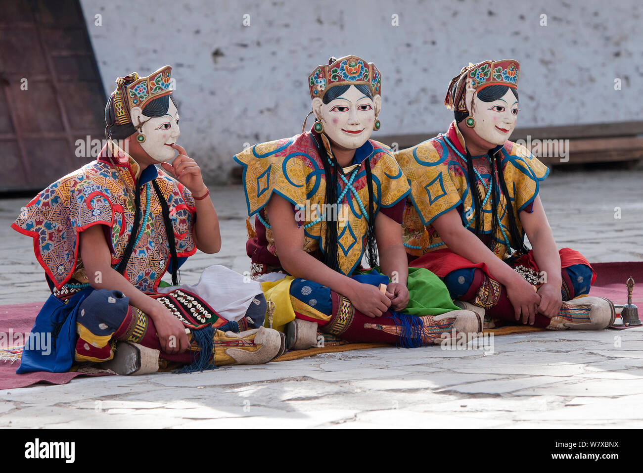 Gonyingcham, una danza eseguita in riferimento agli angeli celesti menzionati nel Buddismo Tantrayana. Questi angeli rappresentano le belle ragazze provenienti da diversi villaggi della regione di mon. Torgya festival. Galdan Namge Lhatse Monastero Tawang, Arunachal Pradesh, India. Gennaio 2014. Foto Stock