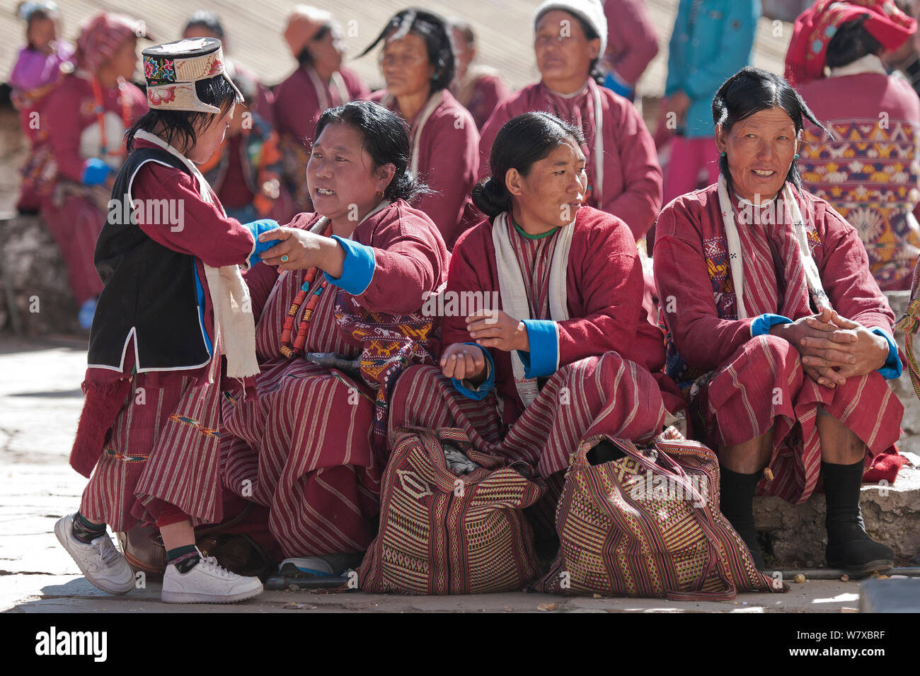 Onorevoli colleghe in tradizionali tribù Mompa vestito (testa tipico abito fatto da peli di yak) durante il festival Torgya. Galdan Namge Lhatse monastero,Tawang, Arunachal Pradesh, India. Gennaio 2014. Foto Stock