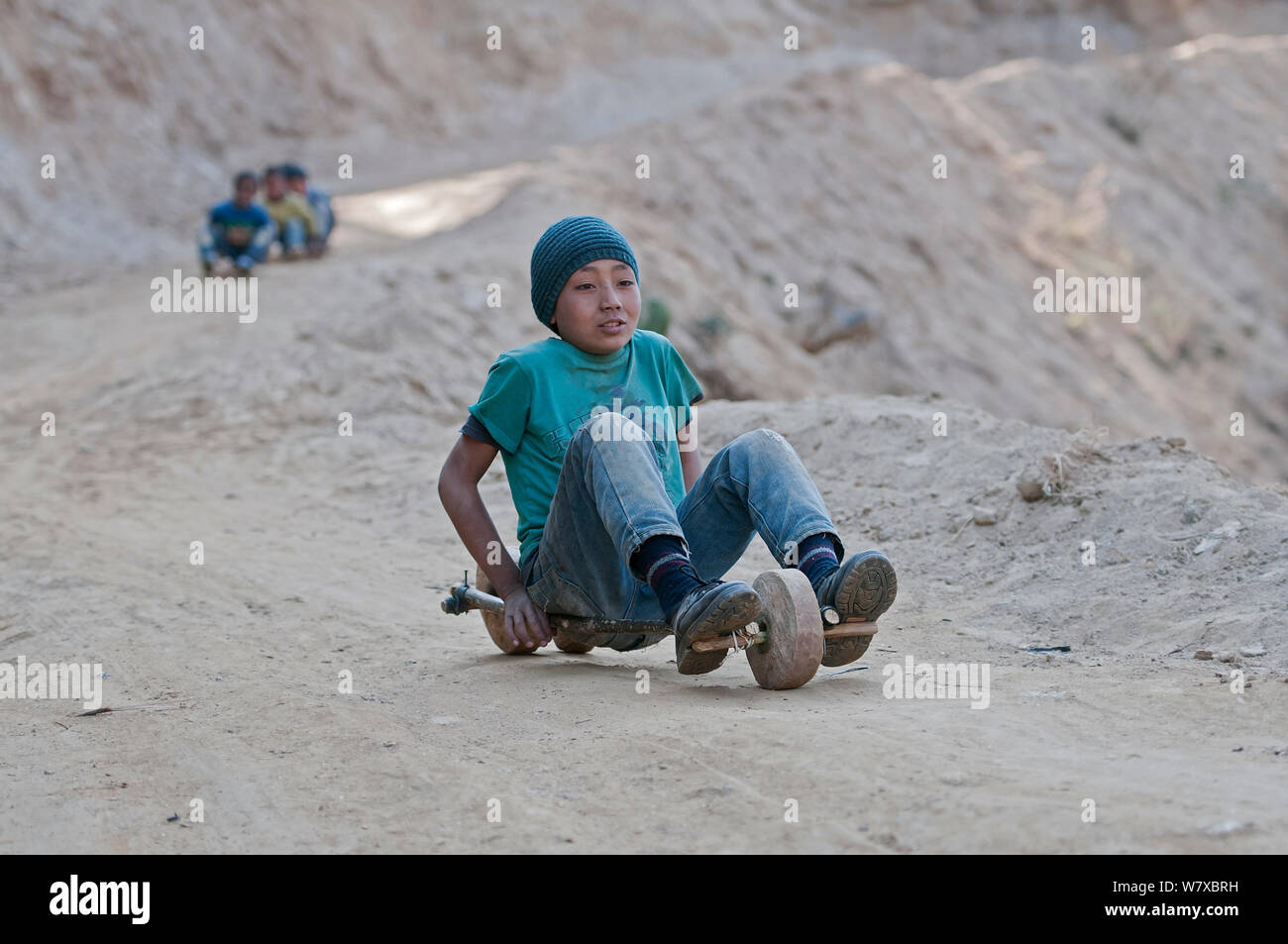 Ragazzo giocando con il giocattolo artigianale. Dirang, Arunachal Pradesh, India. Febbraio 2014. Foto Stock