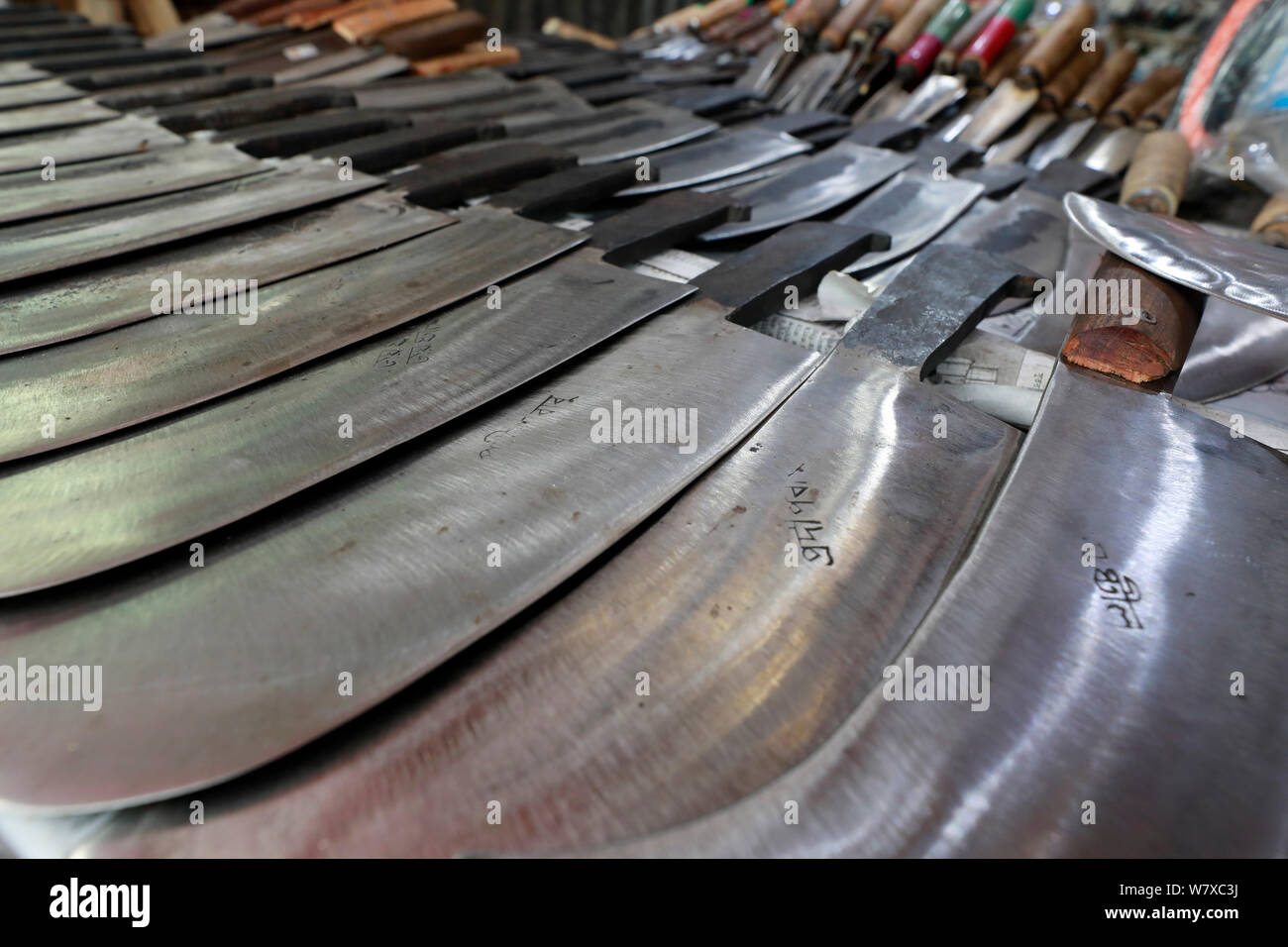 Dacca in Bangladesh - Luglio 07, 2019: Fabbri shop a karwan bazar di Dhaka hanno lavorato duro per rendere i coltelli, cleavers, machete e altri sharp Foto Stock