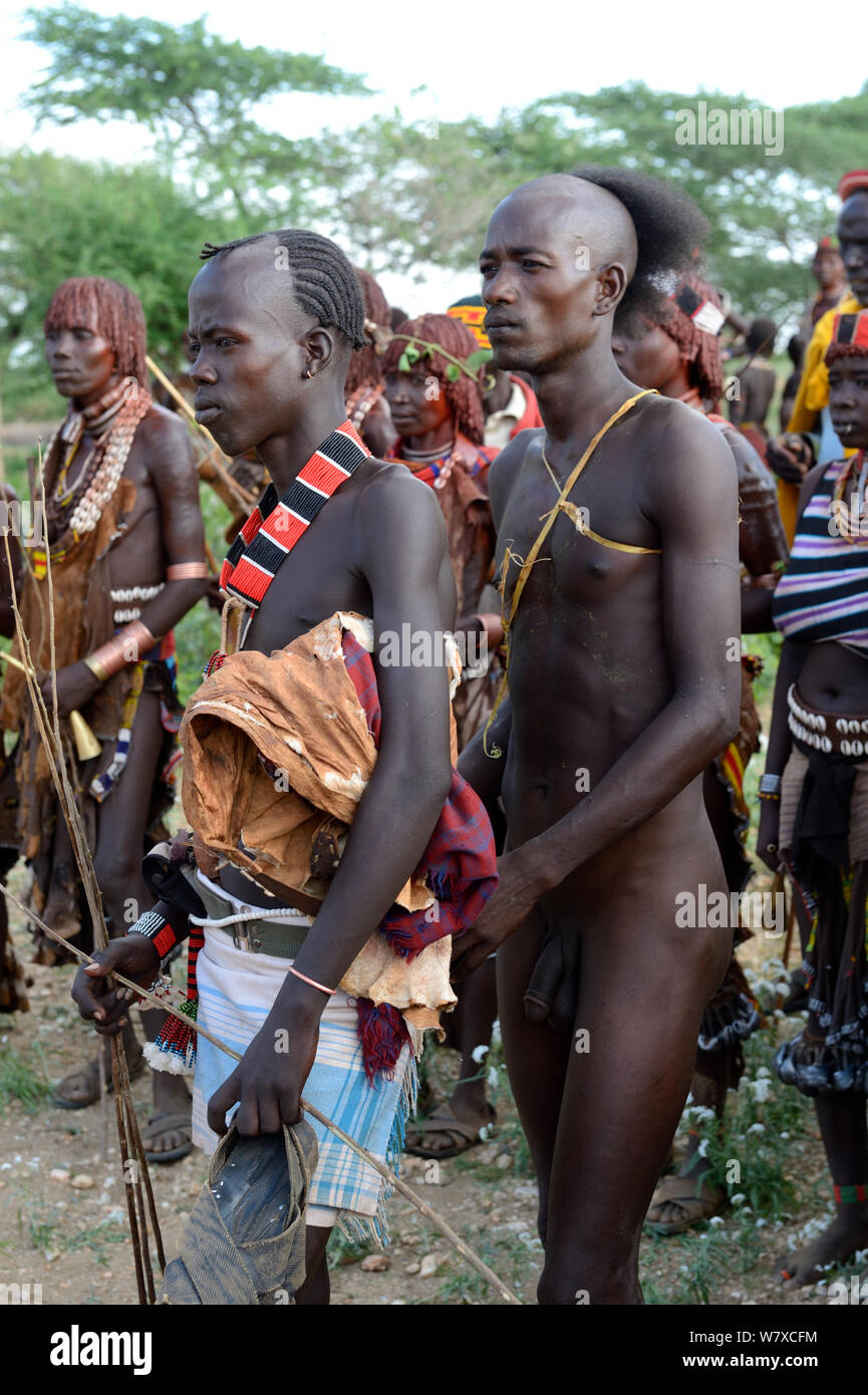 Un giovane Hamer candidato per bull jumping, un rito di passaggio per i ragazzi a diventare uomini. Cerimonia Ukuli in Hamer tribe, Omo river Valley, Etiopia, settembre 2014. Foto Stock