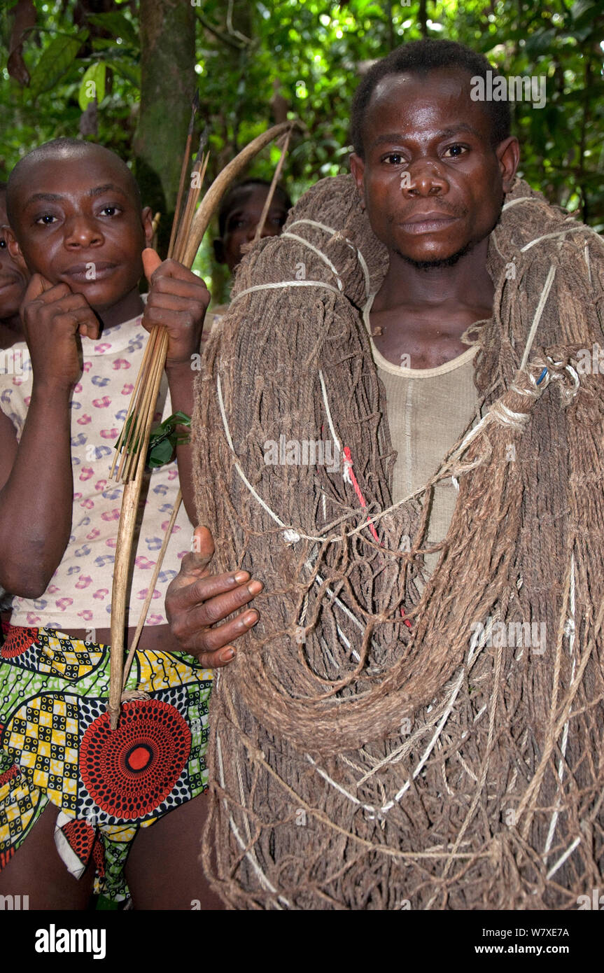 Pigmei Mbuti Pigmei apertura hunt, uomini con arco e frecce e un altro con un lancio net, la foresta pluviale di Ituri della Repubblica Democratica del Congo, Africa Foto Stock