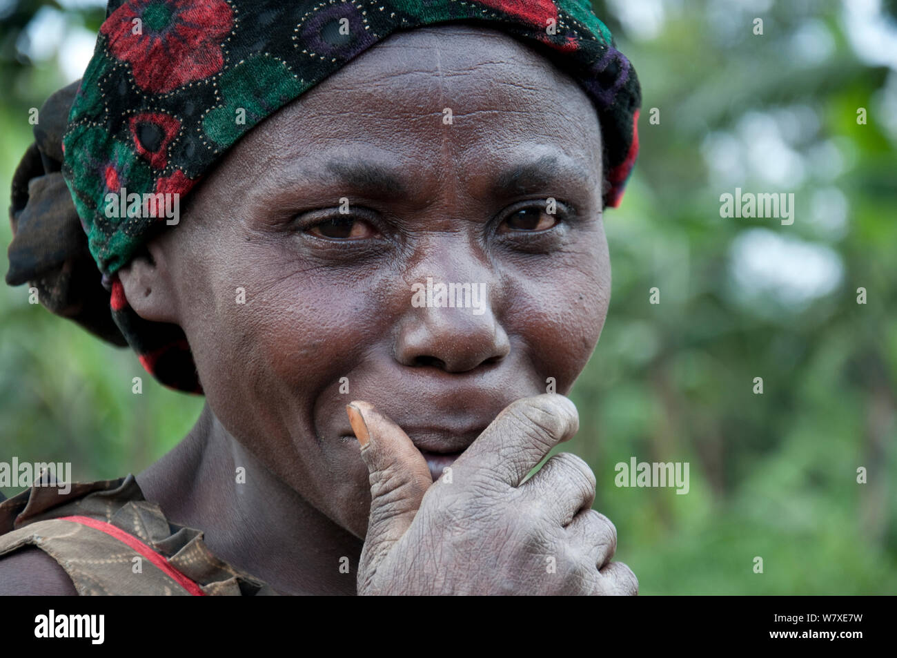 Ritratto di donna nel villaggio di Mongo, Foresta Pluviale di Ituri, nella Repubblica democratica del Congo, dicembre 2012. Foto Stock
