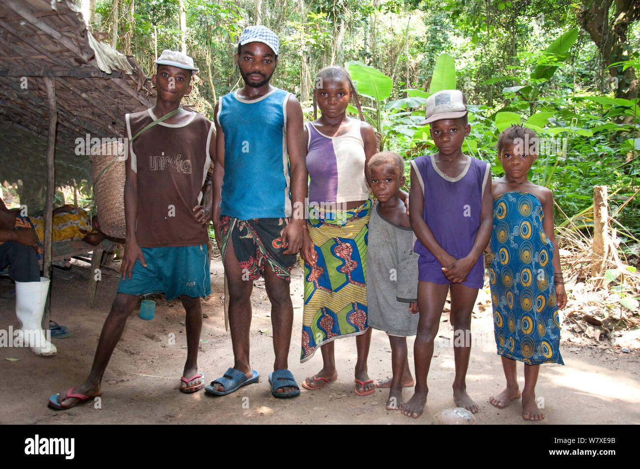 Pigmei Mbuti pigmei ritratto di famiglia, Repubblica Democratica del Congo, Africa, dicembre 2011. Foto Stock