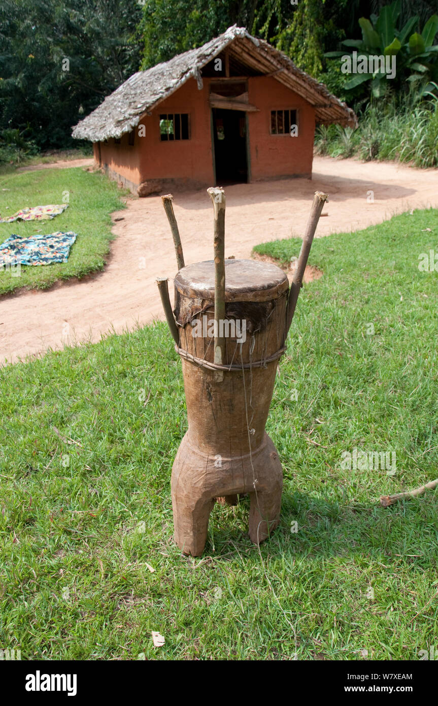 Villaggio tamburo utilizzato per raccogliere le persone per gli annunci, Pigmei Mbuti villaggio pigmeo, Repubblica Democratica del Congo, Africa, Gennaio 2012. Foto Stock