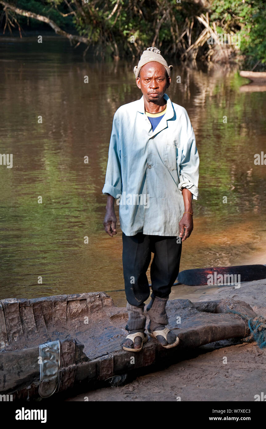 Mongo uomo in piedi accanto al fiume, Repubblica Democratica del Congo, Africa, novembre 2011. Foto Stock