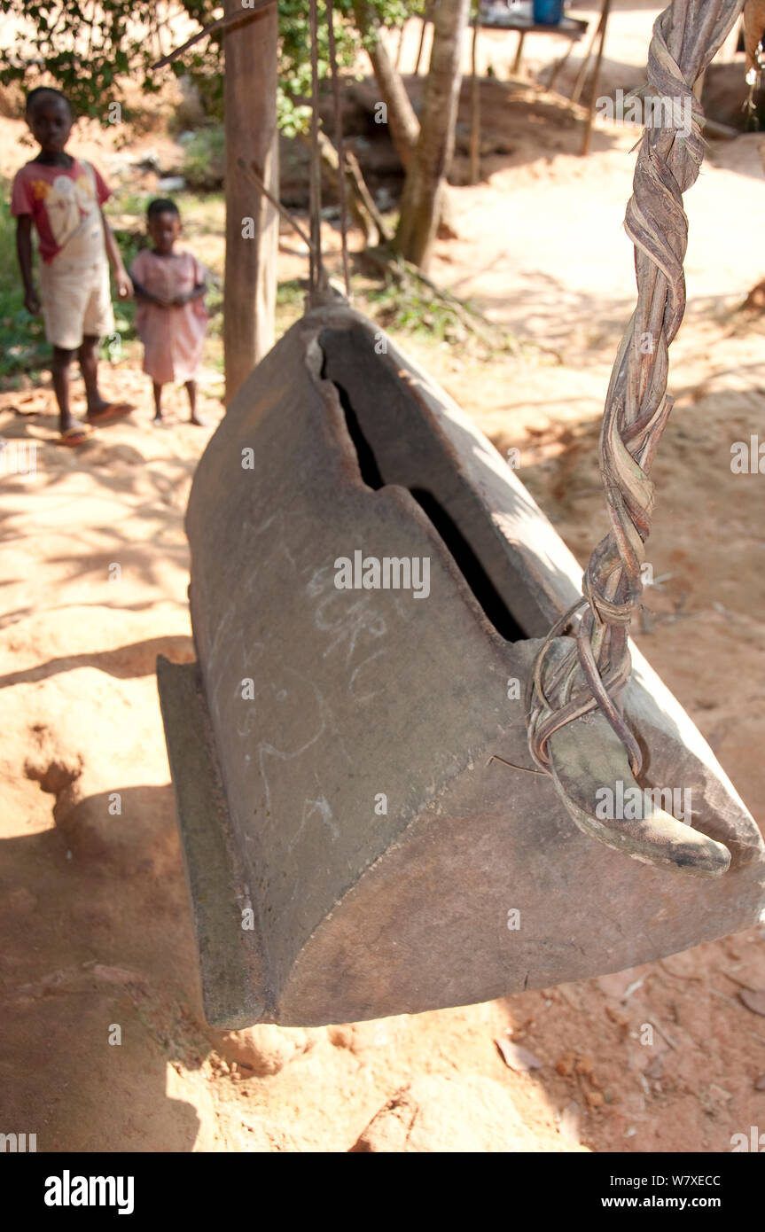 Tamburo di villaggio in villaggio di Mongo, Repubblica Democratica del Congo, Africa, novembre 2011. Foto Stock
