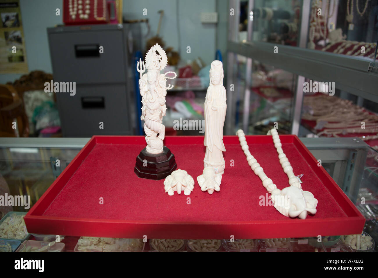 I prodotti fatti di avorio tra cui statuette (uno di Ganesh) e una collana, Nakhon Sawan, Dicembre 2012 Foto Stock