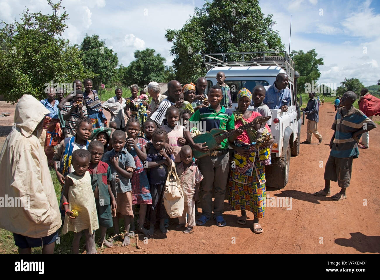 Gruppo di persone locali al di fuori del villaggio sulla strada per il Katanga, Repubblica Democratica del Congo, marzo 2012. Foto Stock