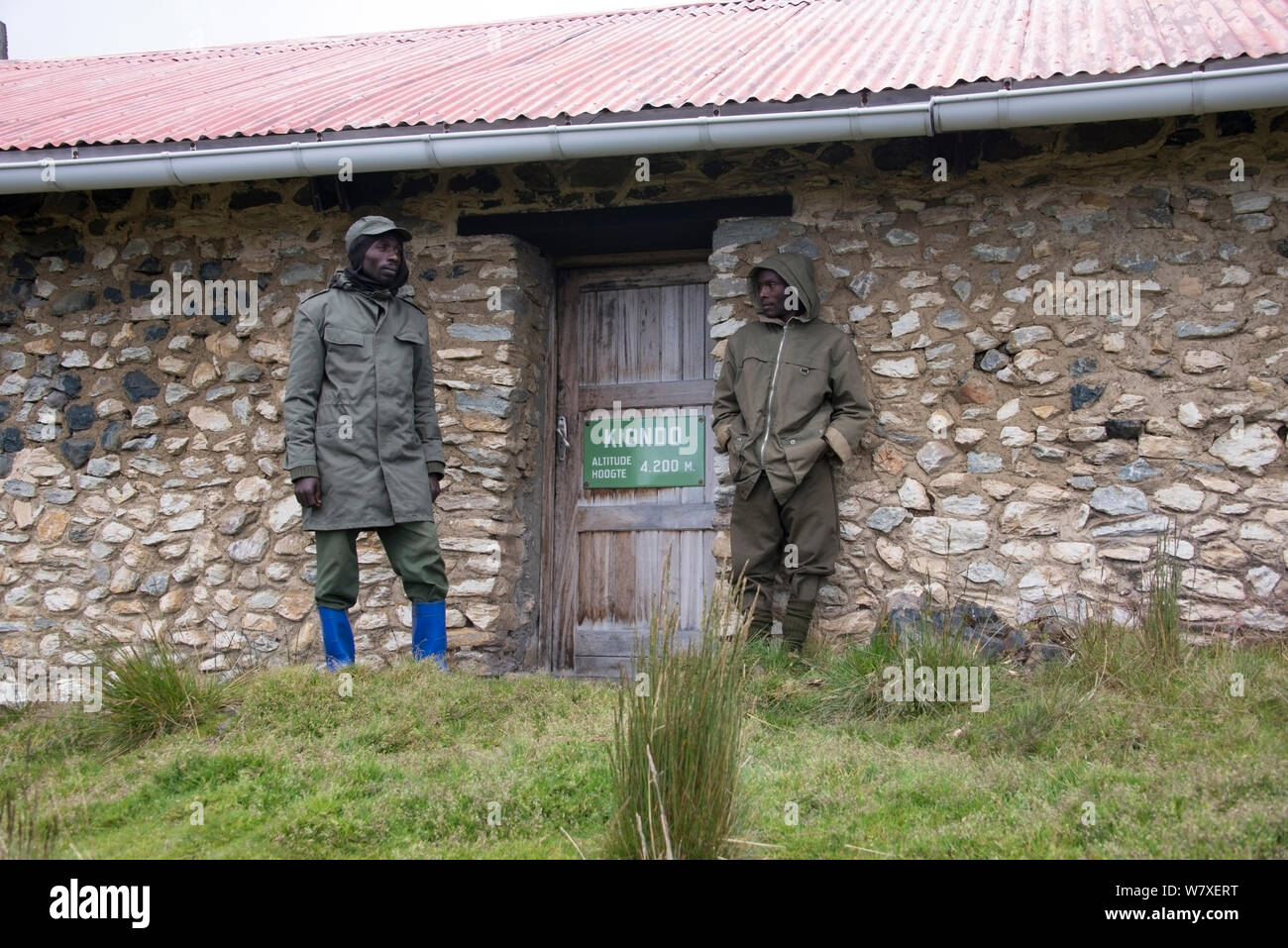 Park Rangers da casa, il Parco nazionale di Virunga sito patrimonio mondiale, Repubblica Democratica del Congo, febbraio 2012. Foto Stock