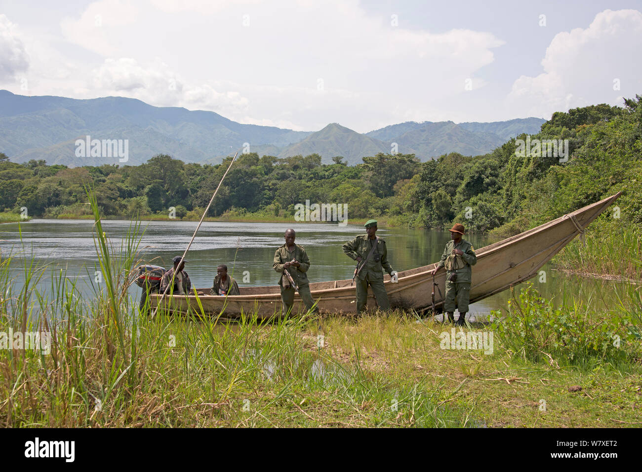 Park Rangers con legno imbarcazione a motore, Ishango, il Parco nazionale di Virunga, UNESCO World Heritage Park, Repubblica Democratica del Congo, Gennaio 2012. Foto Stock