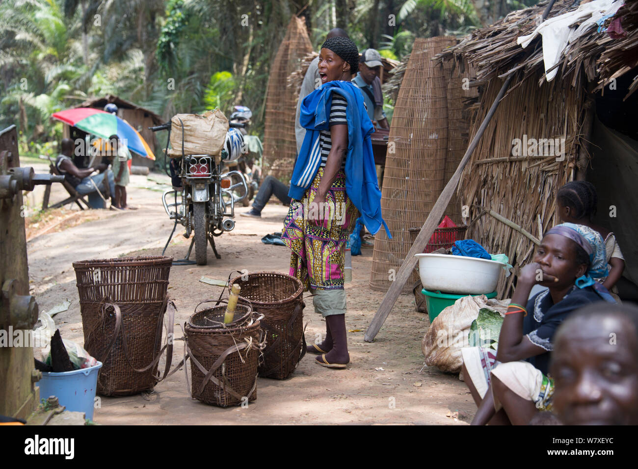 Trading camp con femmina trader gridando, parco nazionale di Salonga, Equateur Regione, Repubblica Democratica del Congo. Foto Stock