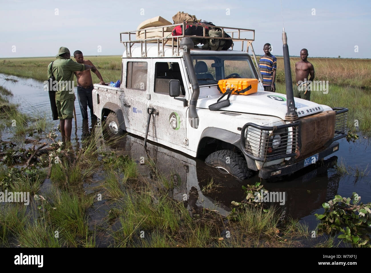 Jeep bloccata in strada allagata a Kundelungu National Park, Katanga, Repubblica Democratica del Congo, aprile 2012. Foto Stock