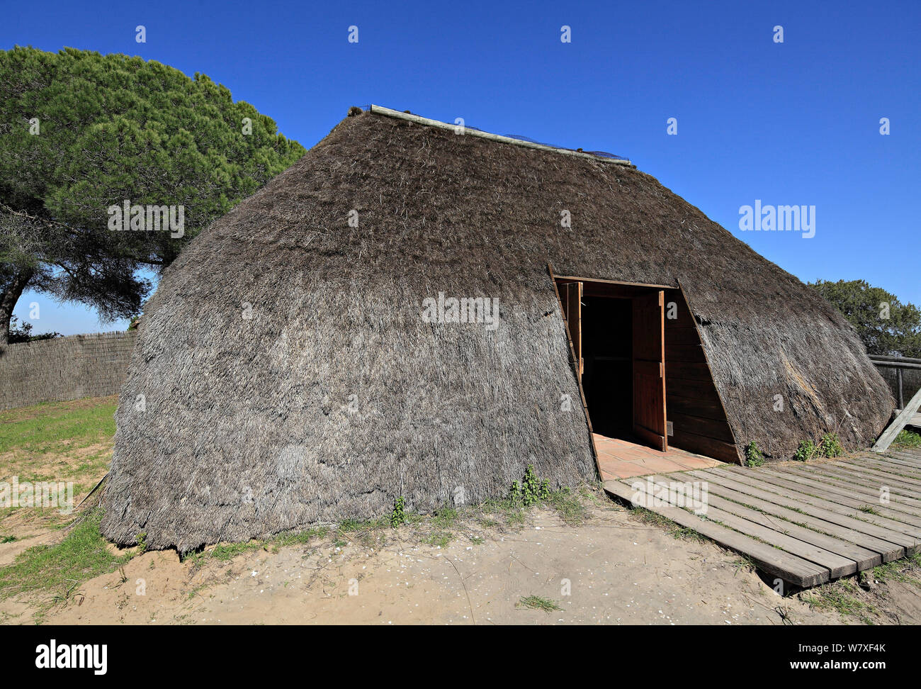 Tradizionale capanna con il tetto di paglia, il Parco nazionale di Donana, Andalusia, Spagna, Marzo 2014. Foto Stock