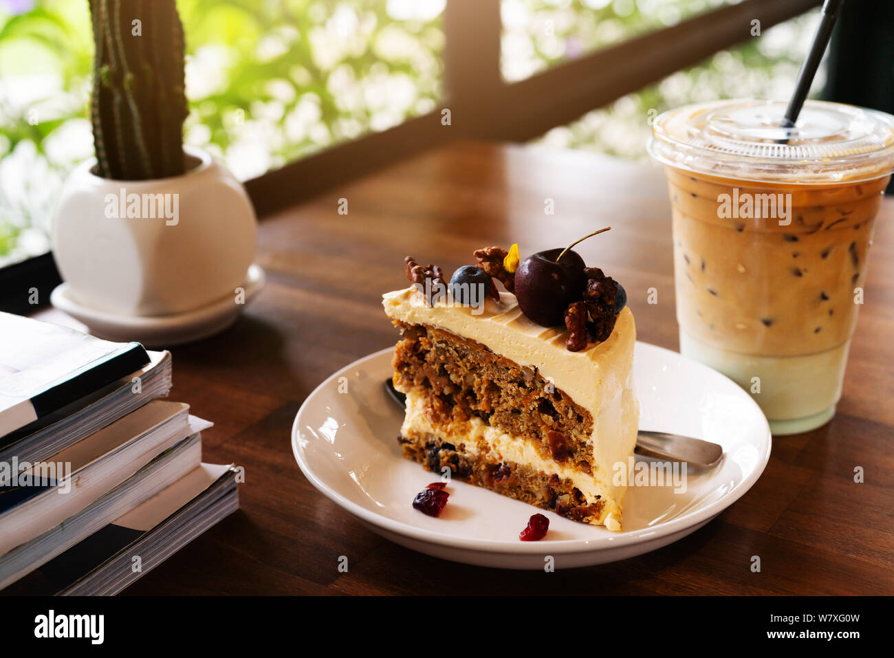 Pezzo di carota torta alla frutta e caffè ghiacciato sul caffè cafe, vicino la vista laterale Foto Stock