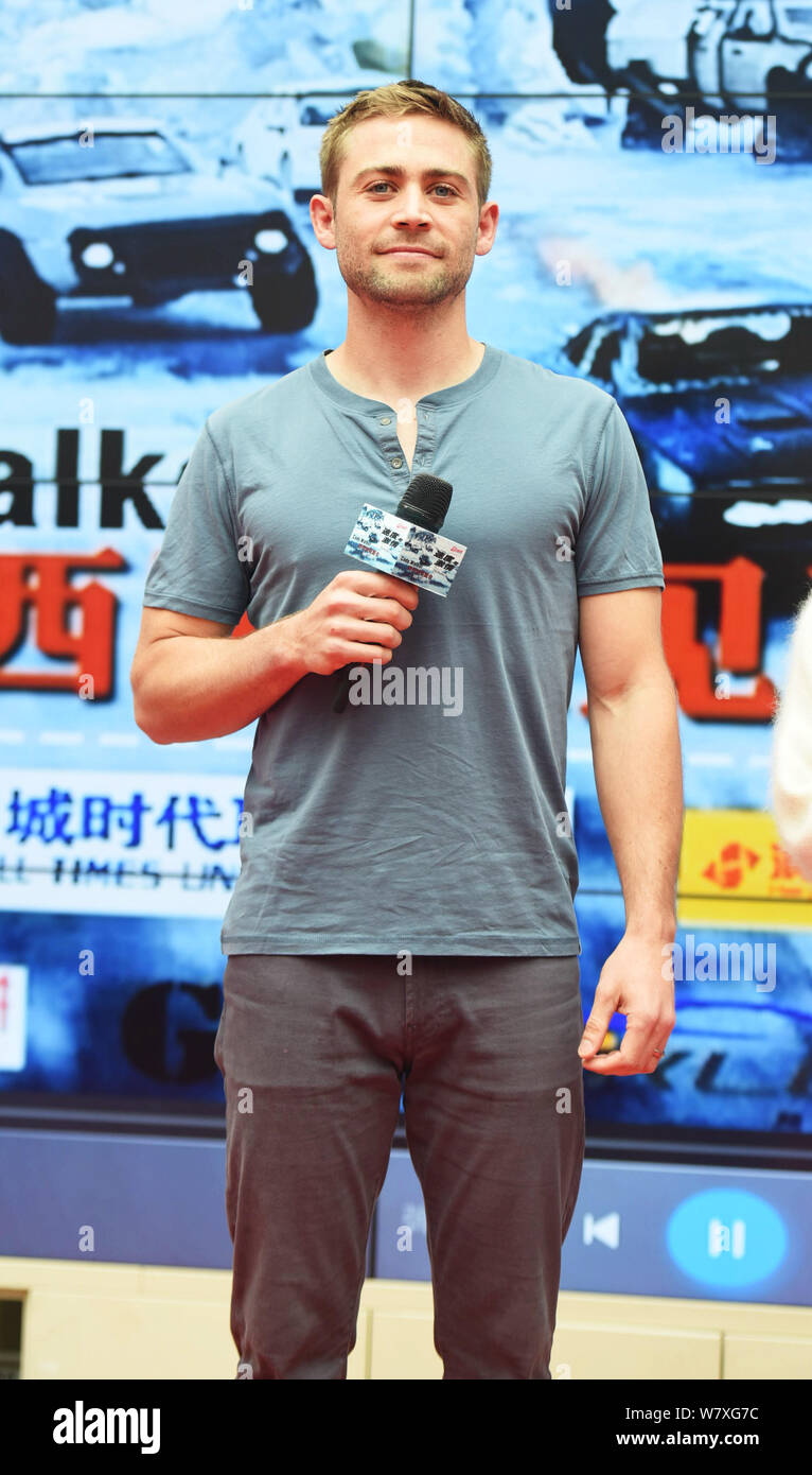 Attore americano Cody Walker partecipa a una conferenza stampa per promuovere il nuovo film "Il destino del Furioso' in Hangzhou, est della Cina di provincia dello Zhejiang, Foto Stock