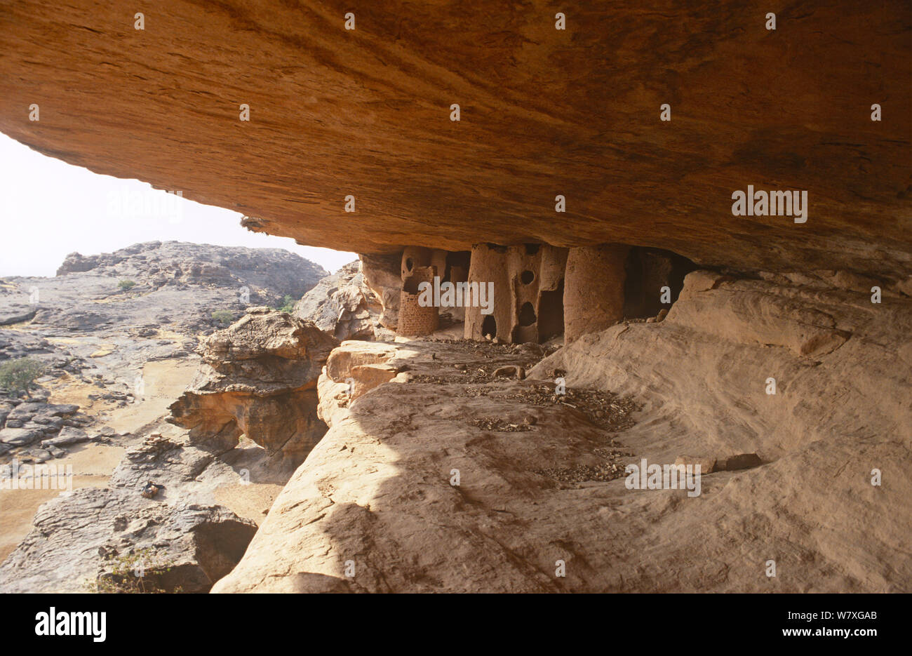 Bandiagara scarpata con antiche abitazioni Tellem. Mali, 2005-2006. Foto Stock