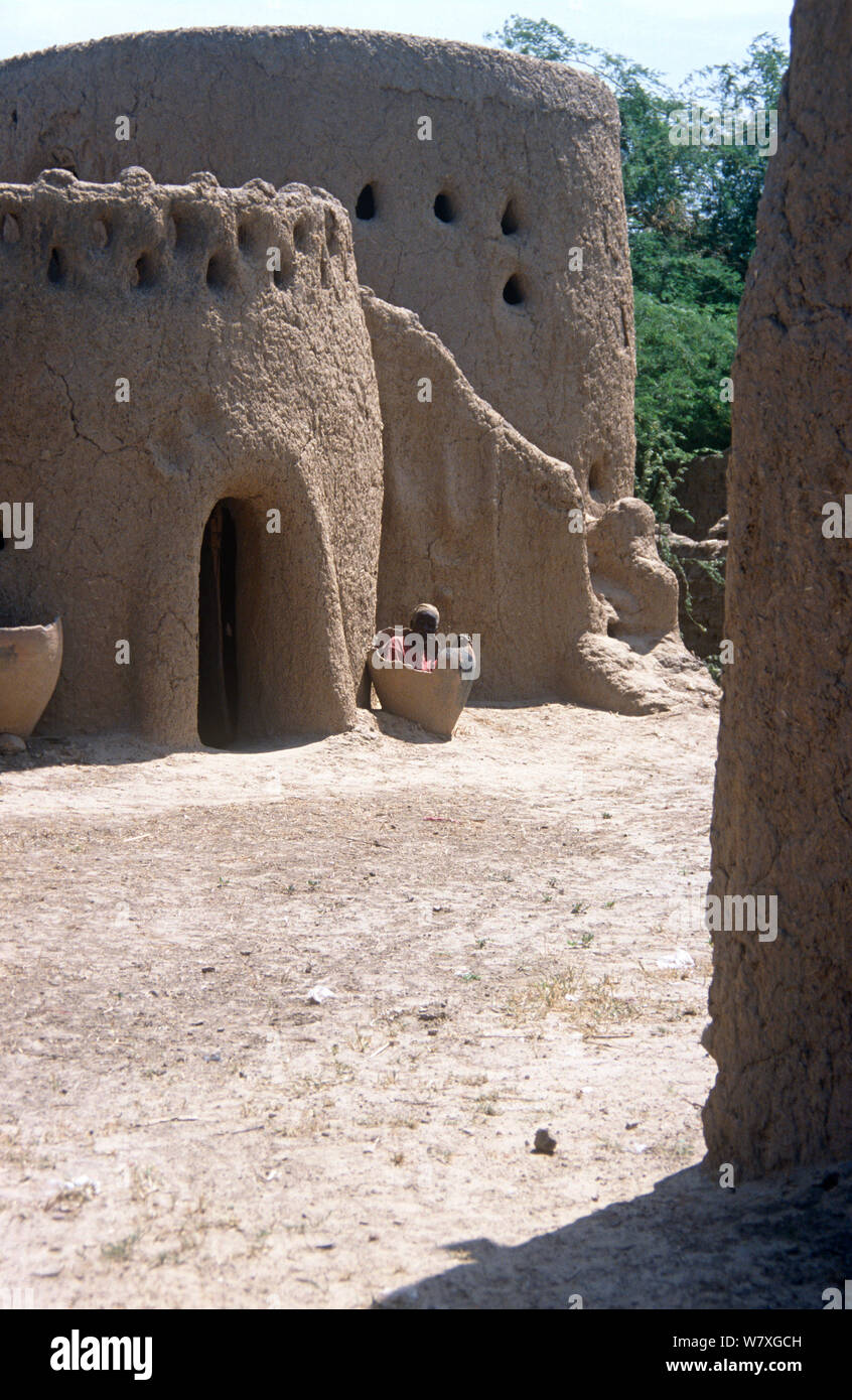 Edifici di fango in antico borgo Bagirmi, Ciad, 2002-2003. Foto Stock