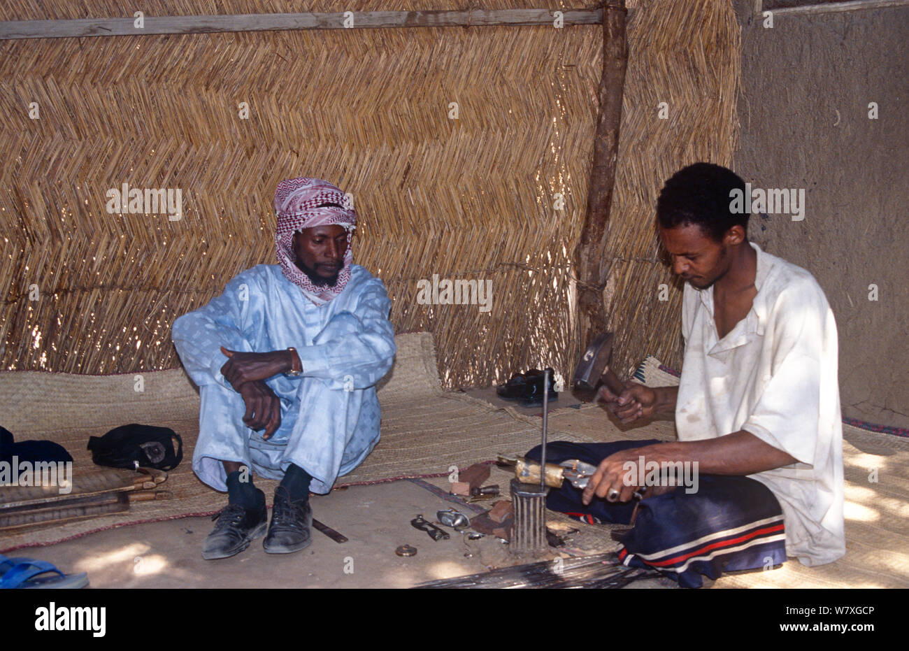 Il Tuareg gioiellerie lavorando, N&#39;Djamena, Ciad, 2002-2003. Foto Stock