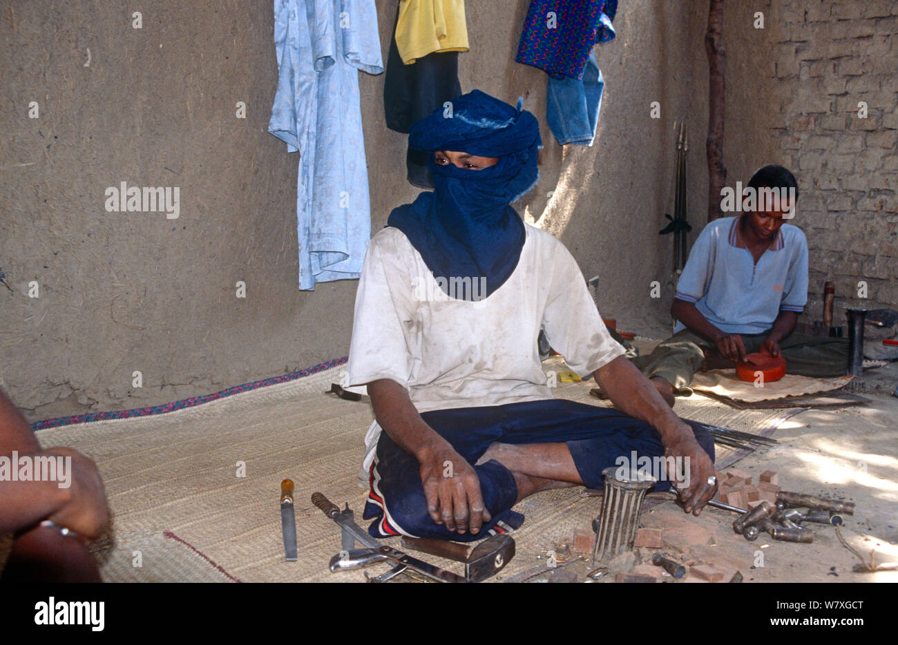 Il Tuareg gioiellerie con attrezzatura. N&#39;Djamena, Ciad, 2002-2003. Foto Stock