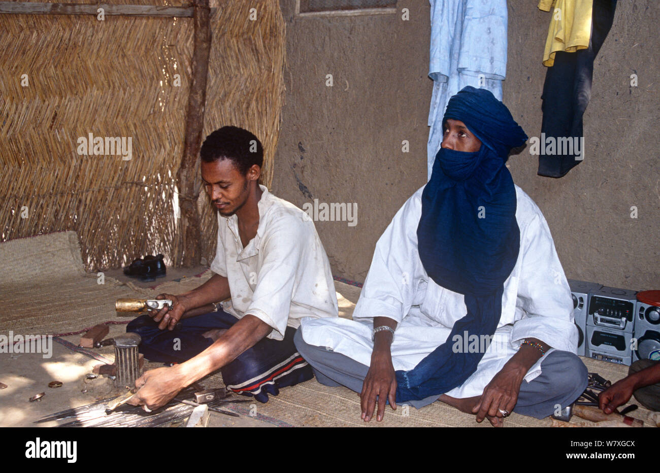 Il Tuareg gioiellerie funzionante. N&#39;Djamena, Ciad, 2002-2003. Foto Stock