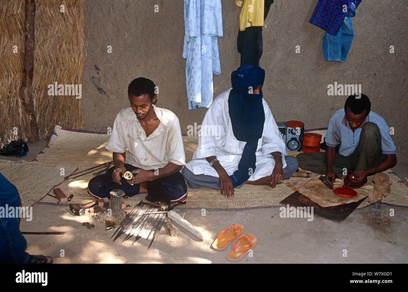 Il Tuareg gioiellerie funzionante. N&#39;Djamena, Ciad, 2002-2003. Foto Stock