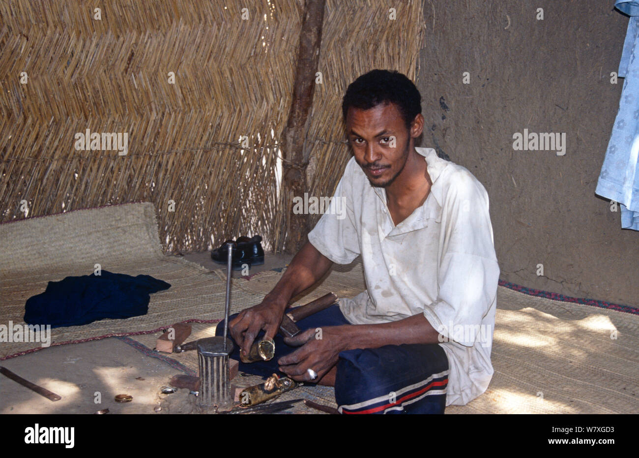 Il Tuareg gioiellerie lavorando, N&#39;Djamena, Ciad, 2002-2003. Foto Stock