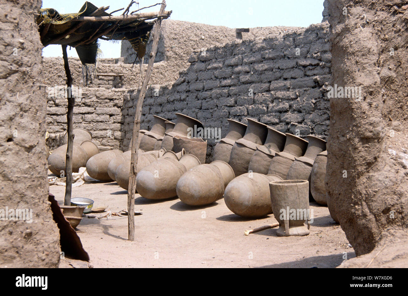 Grande terracotta pentole di storage esterno potter&#39;s work shop, rurale del Ciad, 2002-2003. Foto Stock