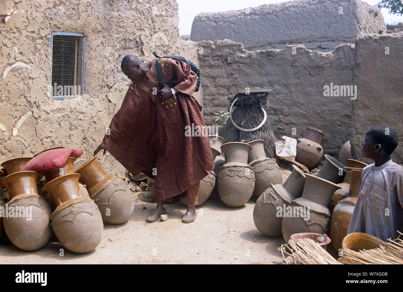 Mirriah abitante guardando pentole, rurale del Ciad, 2002-2003. Foto Stock