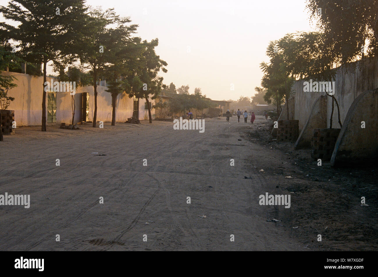 La mattina presto vista del vuoto street N&#39;Djamena. Il Ciad, 2002-2003. Foto Stock