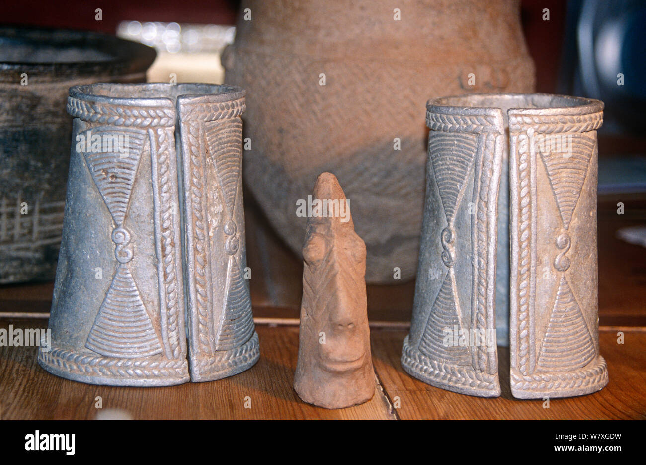 Sao testa di terracotta con due Bagirmi amuleti in alluminio. Il Ciad, 2002-2003. Foto Stock