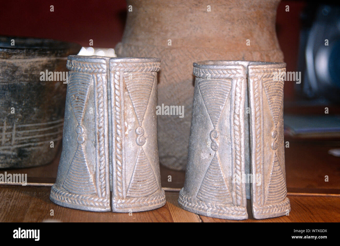 Due Bagirmi amuleti in alluminio. Il Ciad, 2002-2003. Foto Stock