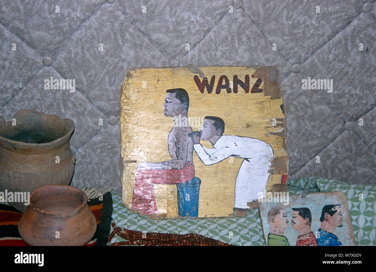 Medico locale&#39;s segno, N&#39;Djamena mercato, Ciad, 2002-2003. Foto Stock