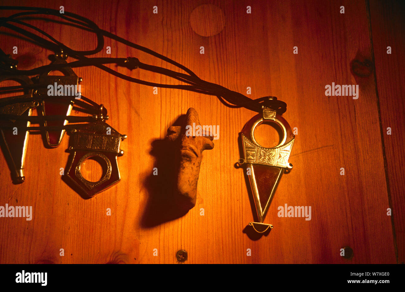 Antica Sao testa di terracotta con gioielli Tuareg. Il Ciad, 2002-2003. Foto Stock