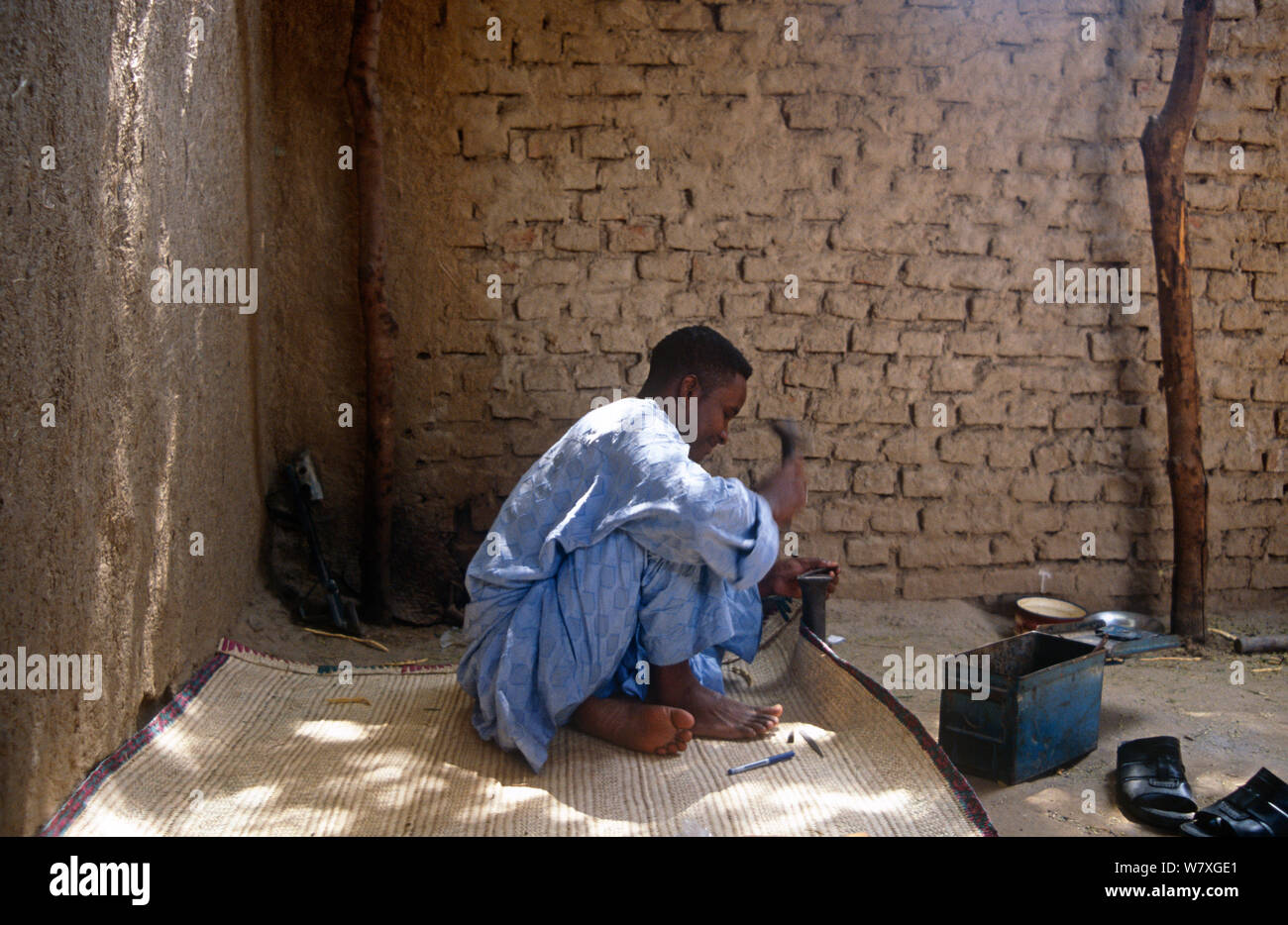 Il gioielliere Tuareg sul lavoro, N&#39;Djamena, Ciad, 2002-2003. Foto Stock
